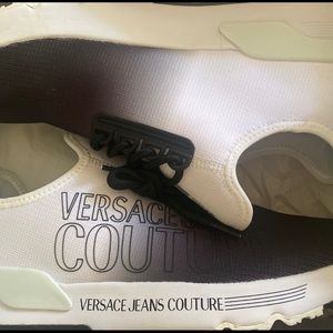 Tried them on once didn’t fit me so i’m selling them.